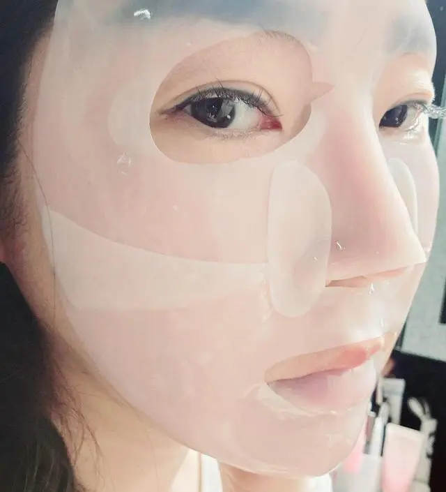 촉촉한데 자면서 뒤척여도 흘러내리는게 없네요 아침에 얼마나 피부가 좋아졌을지 기대