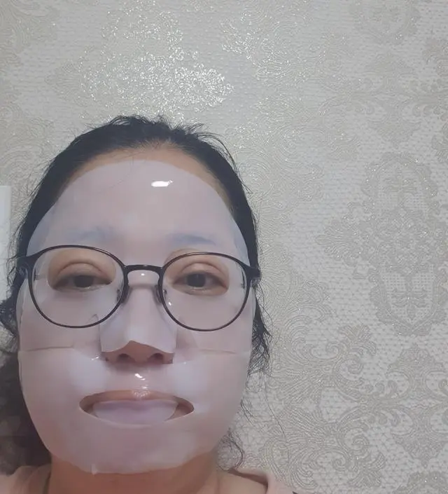 모공이랑,주름이 걱정이었는데,촉촉하고,피부에 딱붙어서,잘떨어지도,않고,피부 처짐도