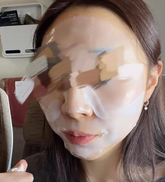 비행기에서 썼는데, 건조하지 않고 끝나고 피부에 광도는 게 좋았어요.
