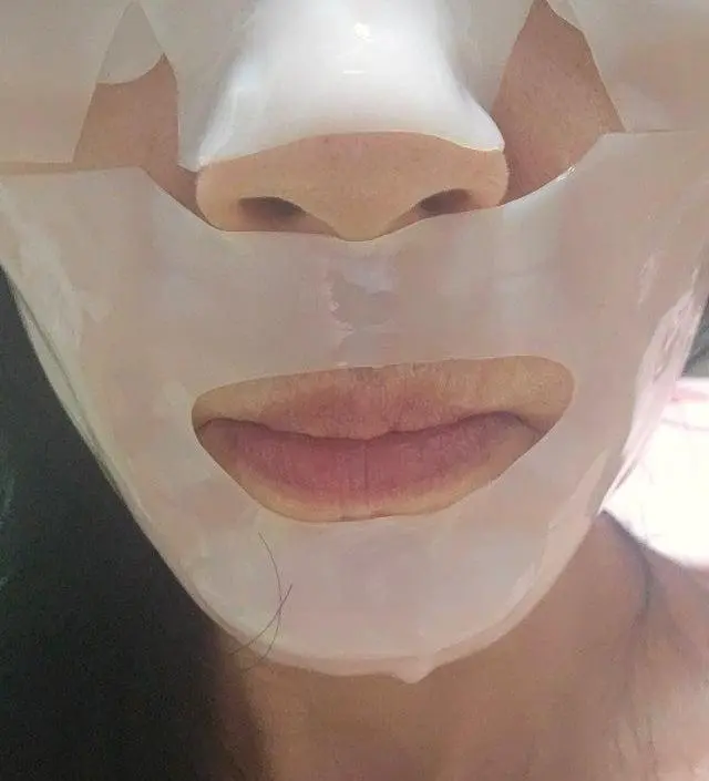 얼굴에올리자마자착! 달라붙는느낌이 들뜨지않고 에센스 흡수도 잘되는것같아요. 일단 