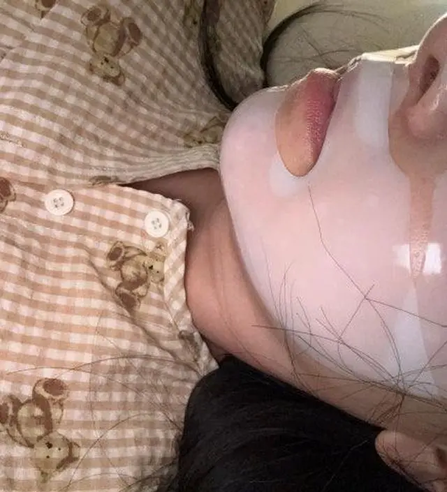 촉촉하고 얼굴에 착 달라붙어 이질감이나 불편함이 없어요
