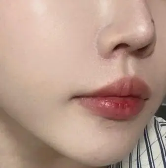 겨울만 되면 속건조 때문에 화장이 잘 뜨는 편인데 (특히 코옆...)
