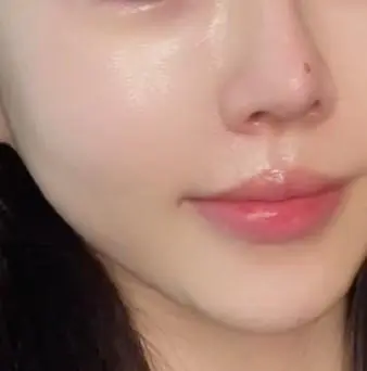 겨울만 되면 속건조 때문에 화장이 잘 뜨는 편인데 (특히 코옆...)
