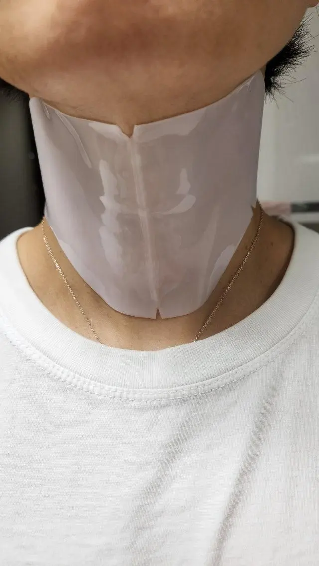 40대 중반입니다. 콜라겐 팩은 첨 사용해봤습니다.밤에 붙이고나서 어쩌다보니 잠들었는