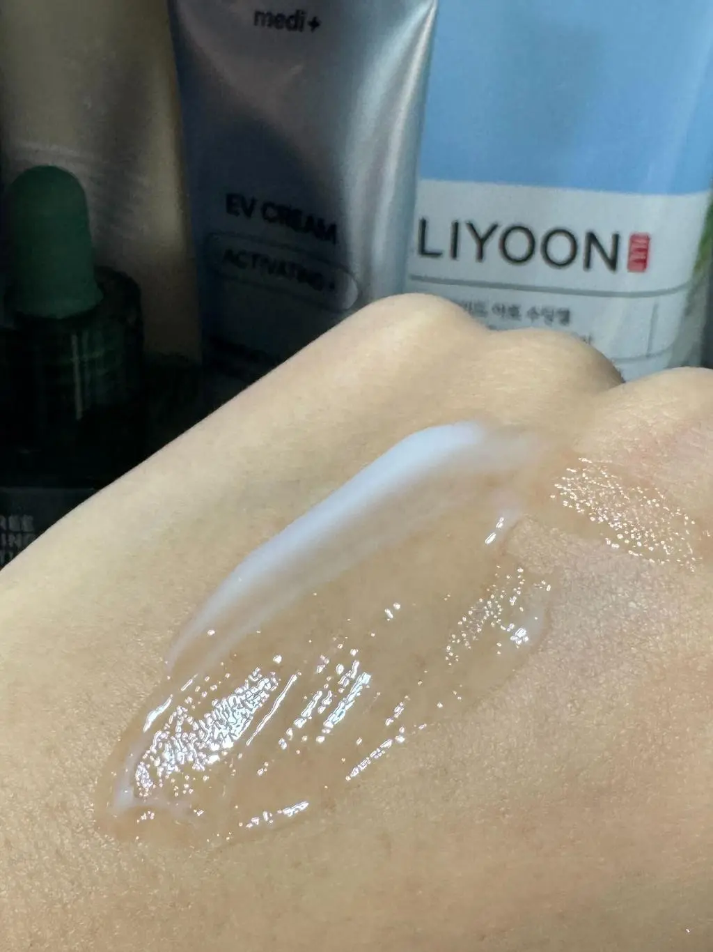 속건조 심할때 이브이 크림 - 베타인 - 콜라겐 섞어 바르는데 효과 좋아요 !!
