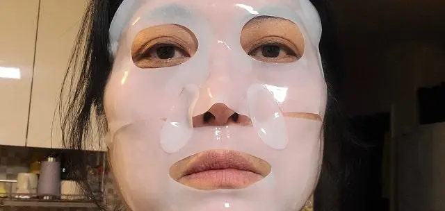 피부톤 진짜 많이 신청 되었고 얼굴이 반짝반짝 거려요. 흰색 콜라겐 쓰다가 이번에 핑