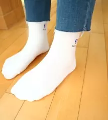 파리 로고가 채색 높게 박혀있어서 너무 예뻤고 양발 발목 길이도 적당한 것 같아서 여
