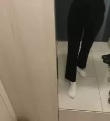 평소 엠사이즈입어서 엠사이즈시켰더니 딱 맞았어요! 허리에 밴딩이있어서 편하게 입을