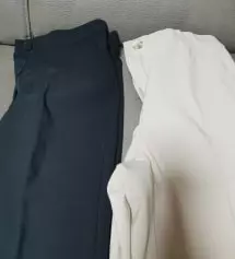 편하게 잘 늘어나지만 살에닿는 촉감은 솔직하게 별로에요 가격만큼인것 같습니다