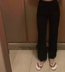 골반이 넓은 편이라 엉덩이 사이즈에 맞게 샀어요 그래서 그런지 허리는 좀 커서 쭐였는