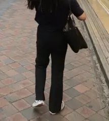 부츠컷 슬렉스라서 다리라인 진짜 예뻐보이고 스판기가 진짜 심해서 편하게 잘입고 다녀