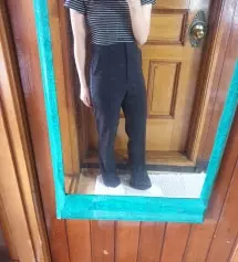 처음에 입었을때는 너무 딱맞는 느낌이어서 사이즈변경할까 했는데 막상 입고 돌아다니