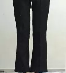 기대없이 산 바지였는데 굉장히 쫀쫀해서 편하고 또 밑단 부분이 부담스럽지않은 부츠컷