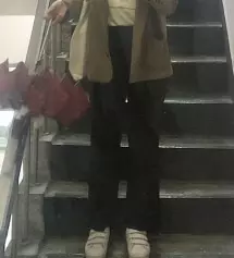 바지가 길까봐 155cm L사이즈 샀는데 딱 원하던 길이라 맘에 들어요. 원단이 좀 까슬까