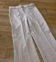 베이지 바지가 없었는데 이번에 고고싱에서 사게 됐어요 ㅎㅎ 편하고 예쁘네요 ^^