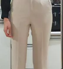 그렇게 진한 베이지는 아니고 좀 밝은 베이지예요  쇼핑몰에서 올려준 사진과 같아요! 