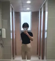 전신거울이 없어서 짜리몽땅해 보이지만 다리 진짜 길어보여요ㅠㅠㅠ 재질이 고급스러워