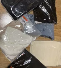 배도 잘 잡아주고 핏이 이뻐요!! 쫀쫀해서 불편하지도 않고 막 입기에도 좋아요~~