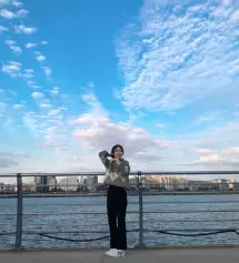 골반 때문에 항상 M입었는데 리뷰보고 S샀는데 딱 맞았어요! 제가 원래 허리는 얇은데 