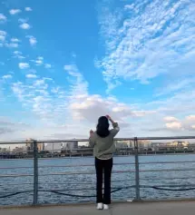 골반 때문에 항상 M입었는데 리뷰보고 S샀는데 딱 맞았어요! 제가 원래 허리는 얇은데 