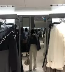 리뷰가 많아서 속는 셈 치고 사봤는데 만족도 200%에요 :) 다른 건 몰라도 바지는 정말