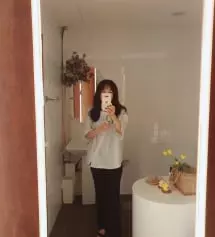 처음엔 너무 딱맞다 생각했는데 몇번 입어보니 지금은 딱 좋아요. 진짜 핏 예쁘고 가격