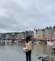 검정색 165 M이에요. 진짜 안입은듯 너무 편하고 다리도 길어보이고 너무 좋아요. 베이