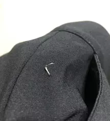 입고나가려고 꺼냈는데 오른쪽 주머니 쪽에 구멍이 나있네요... 
