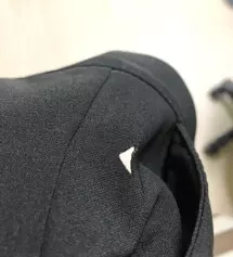 입고나가려고 꺼냈는데 오른쪽 주머니 쪽에 구멍이 나있네요... 
