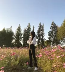 긴 바지를 입고 싶어서 165버전으로 주문했어요 길이감은 발등위로 딱 떨어지고 상체에