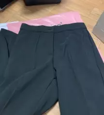 뒷주머니 있는 제품인줄 알았는데 없어서 좀 그랬는데 입고나서 핏을 보니 사길 잘했구