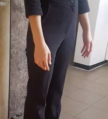 바지끝단이 발등에 닿일락말락으로 정직하게 떨어집니다.
