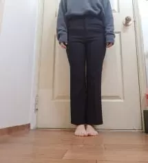 딱 예쁜핏이긴 한데 너무 쫀쫀?하다보니 안에 니트넣고 입거나하면 부해서  얇은티나 크