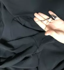 쫀쫀해서 허리를 잘잡아줘서 편해요 근데 바지 3개 샀는데 두개에 실밥이 큰게 잇어요ㅠ