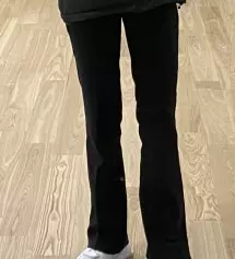 키에 비해서 다리가 긴편이라서 다른 슬랙스 들은 기장이 애매해서 좀 길게 입고 싶어서