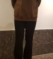 요새 살이 쪄서 항상 XL사이즈 바지만 샀었는데 이건 잘 늘어난다고 해서 L을 샀어요 그