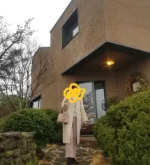 오트밀 코트와 같이 입으려고 산 바지였는데 정말 이쁘고 바지촉감이나 재질이 쫀쫀해요