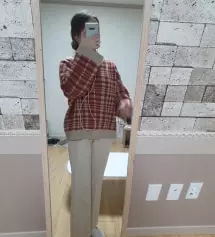 베이지색 슬랙스 입고싶어서 샀어요. 예쁘고 편하고 좋네요ㅎㅎ 근데 앉을때 바지에서 