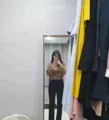 일단 처음 입어봤을때 전반적으로 타이트했어요 원래 27을 입는데 다리부분이 헐렁할 것