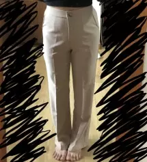 사진으로 보면 아이보리 색상으로 찍히는데 실제론 조금 더 채도 들어간 살색? 에 가까