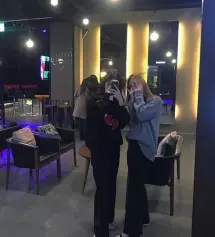 오른쪽이 저인데 제가 허리는 얇은데 허벅지에 살이 좀 있는편이라 항상 M을 시켜 입었