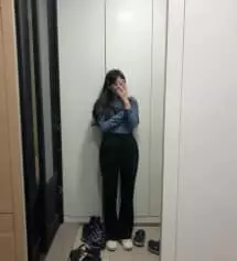 항상 발목이 드러나는 기장인 바지만 입다가 처음으로 긴 기장 입어봤는데 다리가 엄청