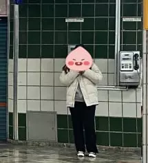 키가 154정도 되는데 너무 질질 끌리는 핏은 싫어서 150버전 시켰더니 딱 땅에 안끌리는