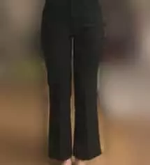 키가 좀 커 보이고 재질도 쫀쫀해여 핏이 되게 촌스럽지도 않고 예쁘고 데일리로 괜찮은