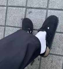 153키에 신발을 약간 덮어서 오히려 전 더 좋더라구요 핏도 진짜 잘잡아주고 슬랙스는 