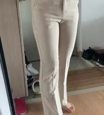 작년에 블랙 사서 너무 잘 입고 있어요! 그래서 봄 다가오길래 베이지도 사봤는데 색감