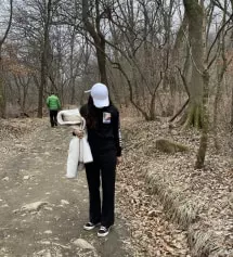 다리가 더 길어보이고 허리 부분이 밴딩이여서 훨씬 편해요. 온라인에서 바지 살 때 키