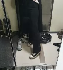 두께감이 좀 있어서 더워지면 못입겠네요 지금 많이 입어두려고요 옷도 편하고 끌릴정돈