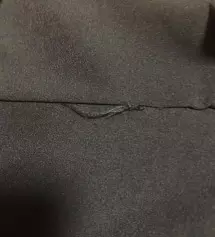 여러 군데 실밥이 튀어나와있어서 정리 안 된 것만 빼면 정말 이쁘고 핏 대박입니다!!