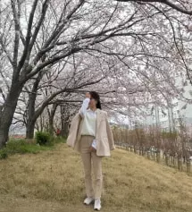 색도 너무 누렇지 않은 베이지이고 핏도 예뻐요!
